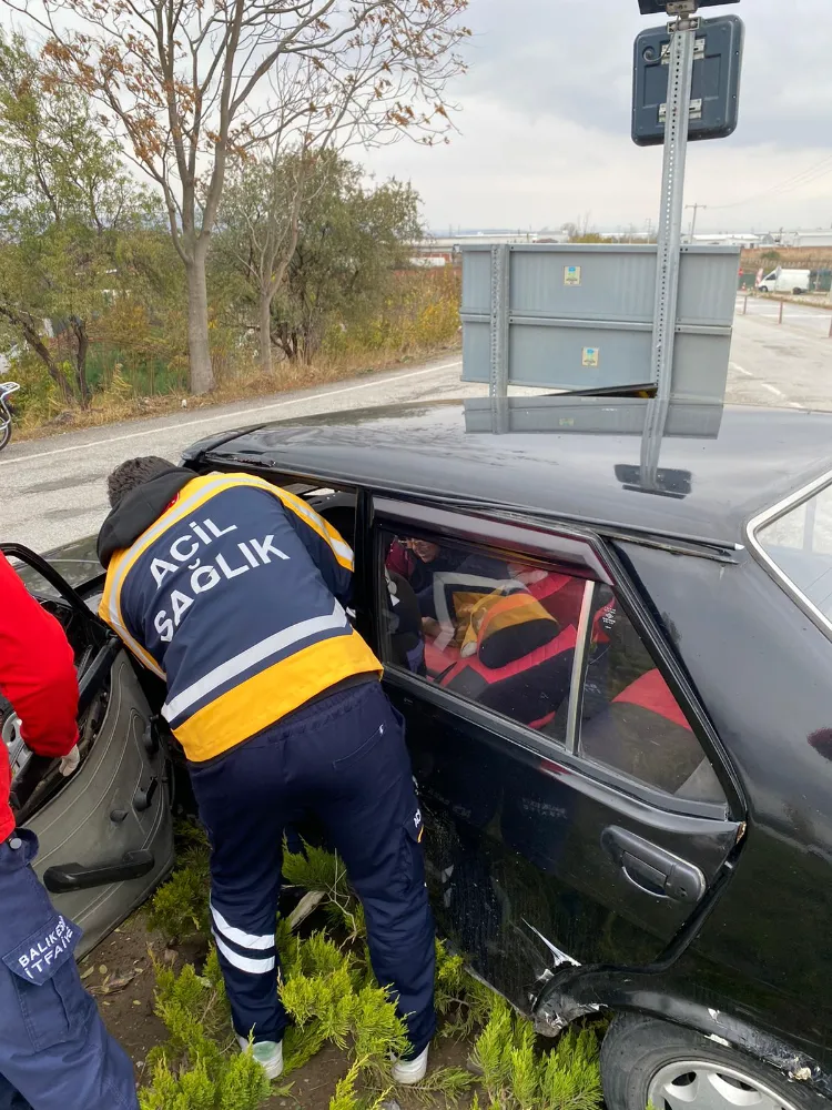 Altıeylül’de Trafik Kazası: 2 Kişi Yaralandı