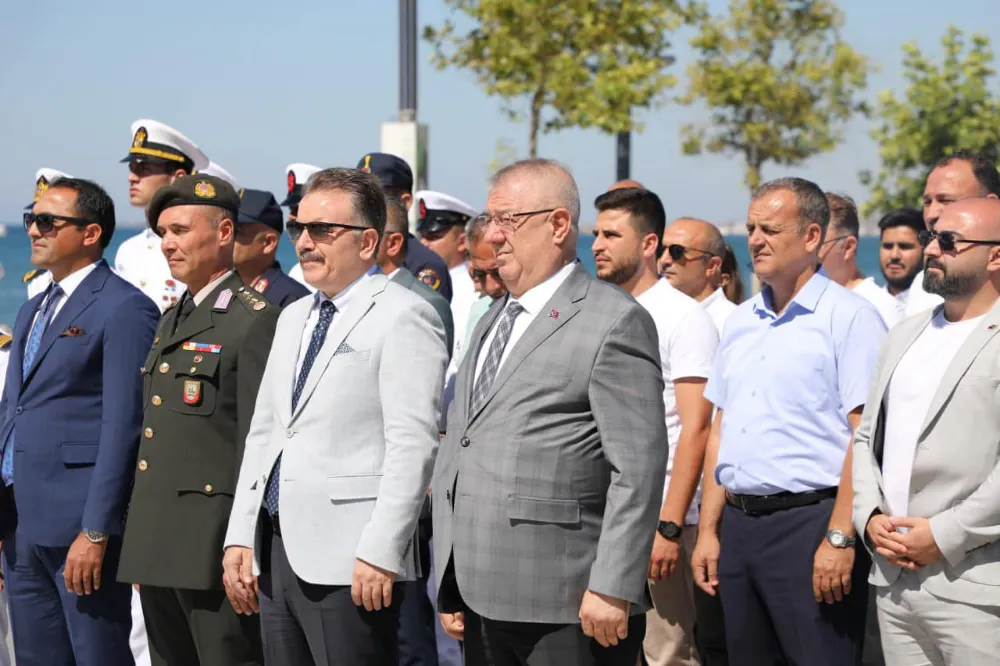 Deniz şehitlerinin anısına Sahil Güvenlik hücumbotu ile denize çelenk bırakıldı