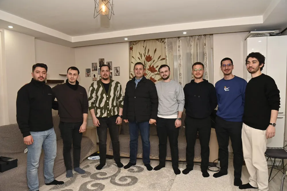 Gençlerin Başkanı, öğrencilerin sofrasında