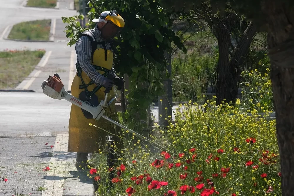 BAYRAM ÖNCESİ MEZARLIKLAR BAKIMDA