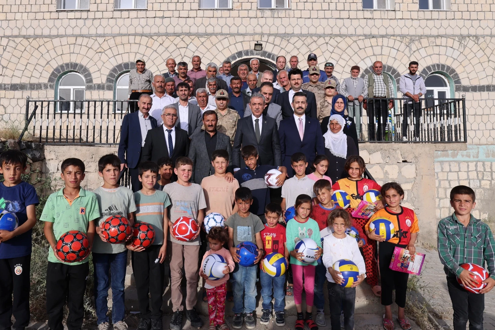 Mardin Valisi Akkoyun Mazıdağı’nda vatandaşlarla buluştu