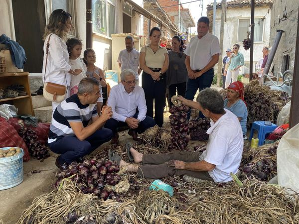 BAŞKAN KARIŞIK’TAN MOR SOĞAN ÜRETİCİLERİNE ZİYARET