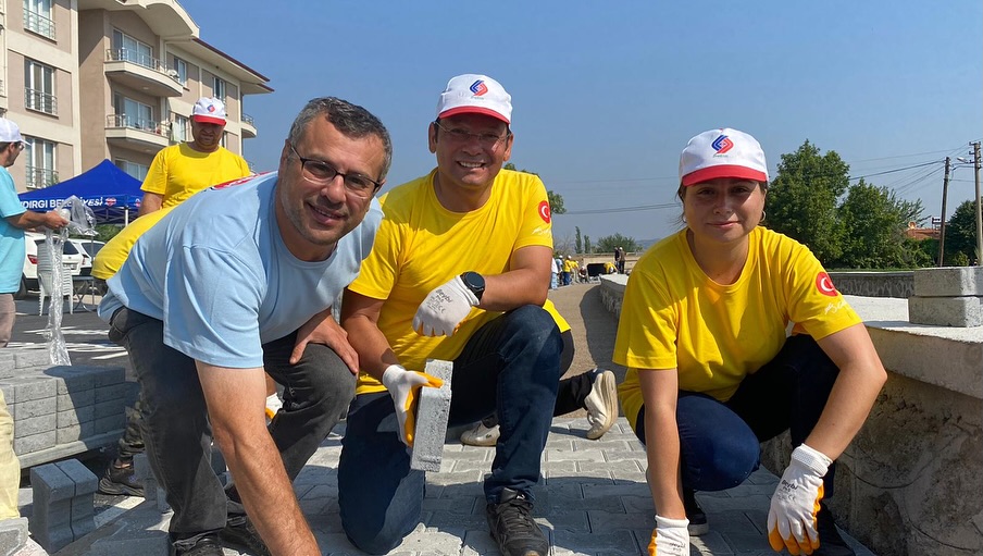 BAŞKAN SAK, PARKE TAŞI DÖŞEME ÇALIŞMALARINA KATILDI