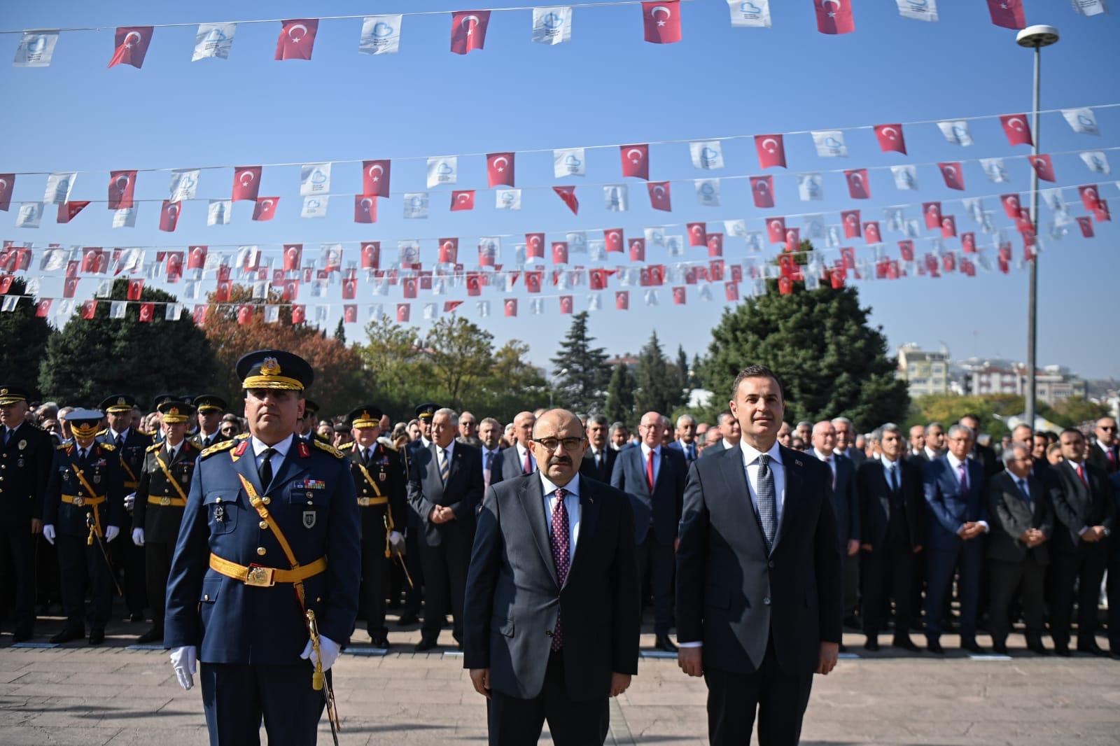 Cumhuriyet’in 101. yılında Atatürk Anıtı’na çelenk sunuldu