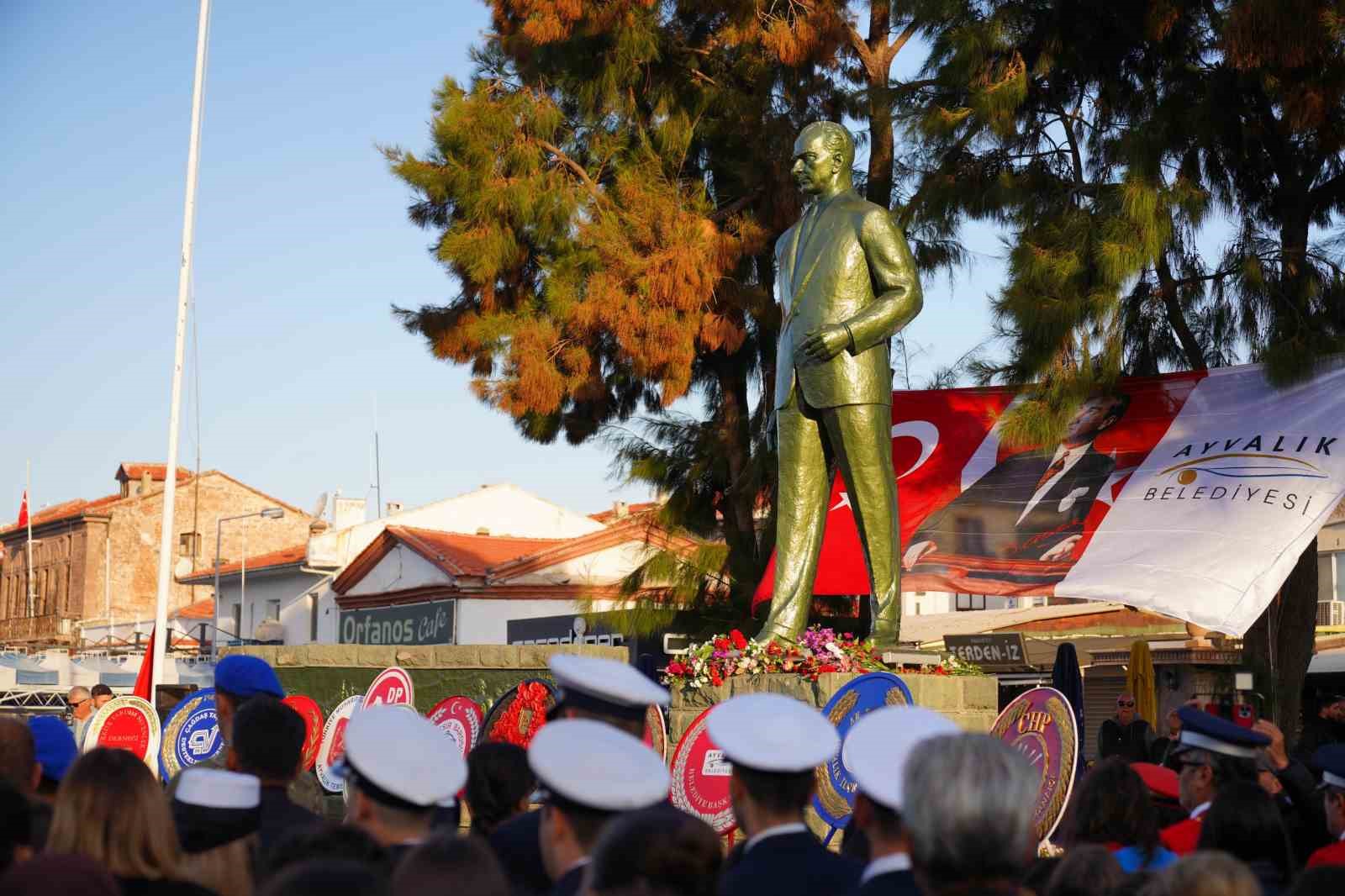 Ayvalık’ta Atatürk hüzünle anıldı