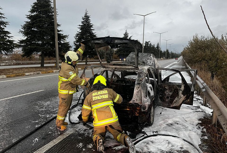 Balıkesir’de Araç Yangını: Araç Kullanılamaz Hale Geldi