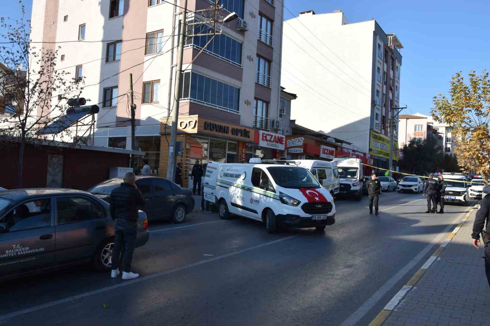 Balıkesir bir kişi aralarında husumet bulunan şahıs tarafından silahla vurularak öldürüldü.